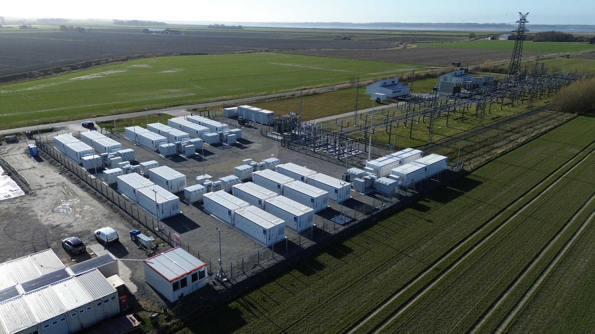 Batteriespeicheranlage mit angeschlossenem Umspannwerk aus der Luft
